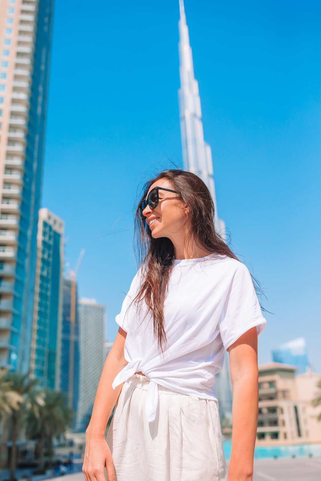 Sightseeing Style: White T-shirt and Wide-Leg Pants Sightseeing Style: White T-shirt and Wide-Leg Pants — Dubai Outfits