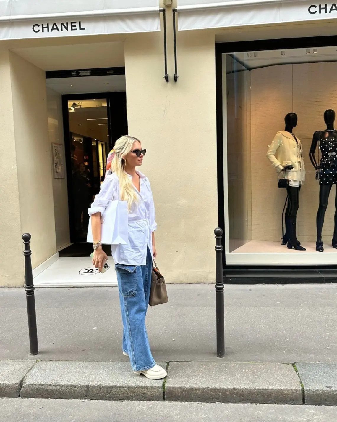 Chic Simplicity: White Loafers with Wide Jeans and an Oversized Button-Down — Loafers with Jeans Outfits