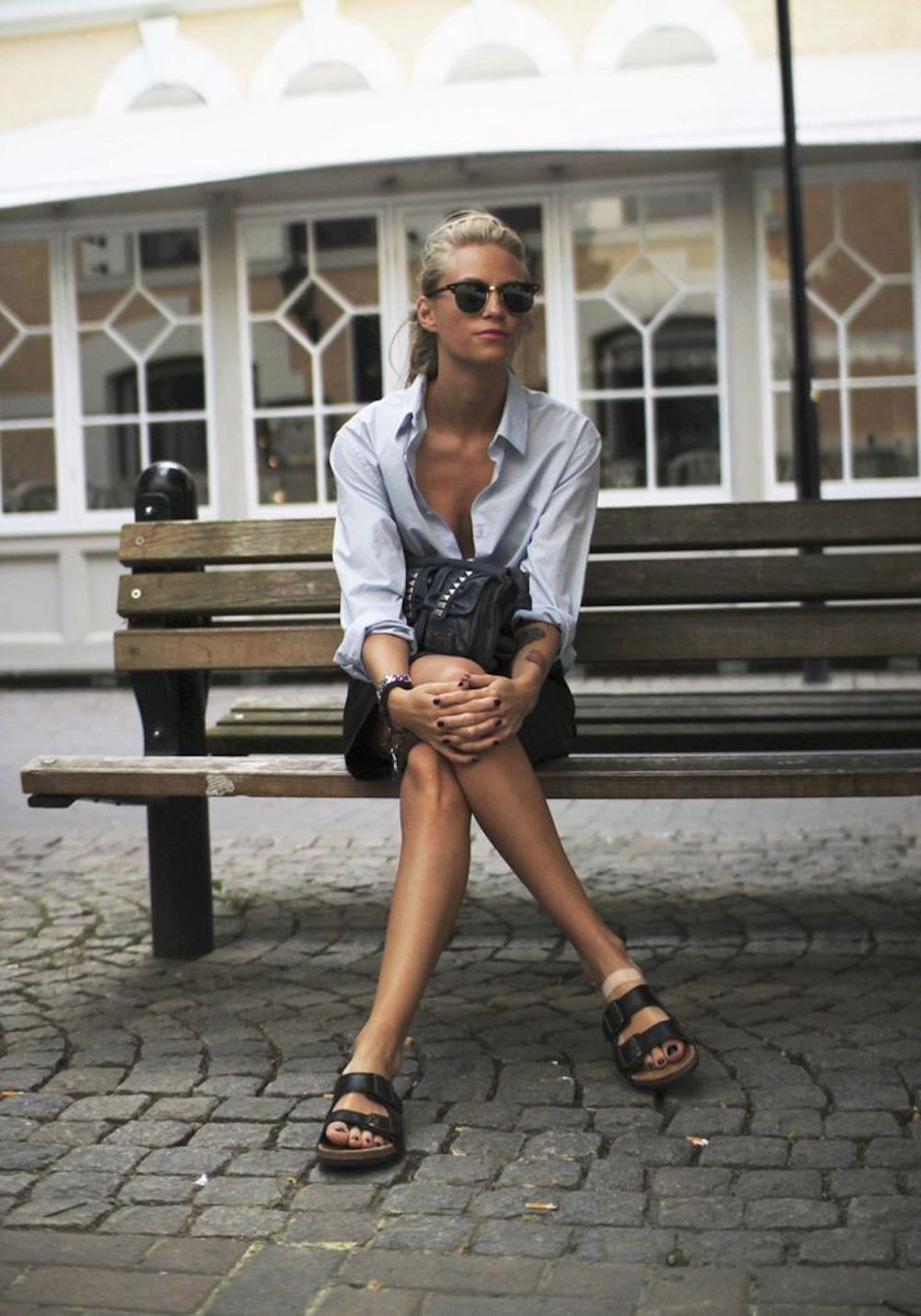 Casual Day Out: Button-Down Shirt, Dark Skirt, and Black Birkenstocks Casual Day Out: Button-Down Shirt, Dark Skirt, and Black Birkenstocks — Birkenstock Outfits