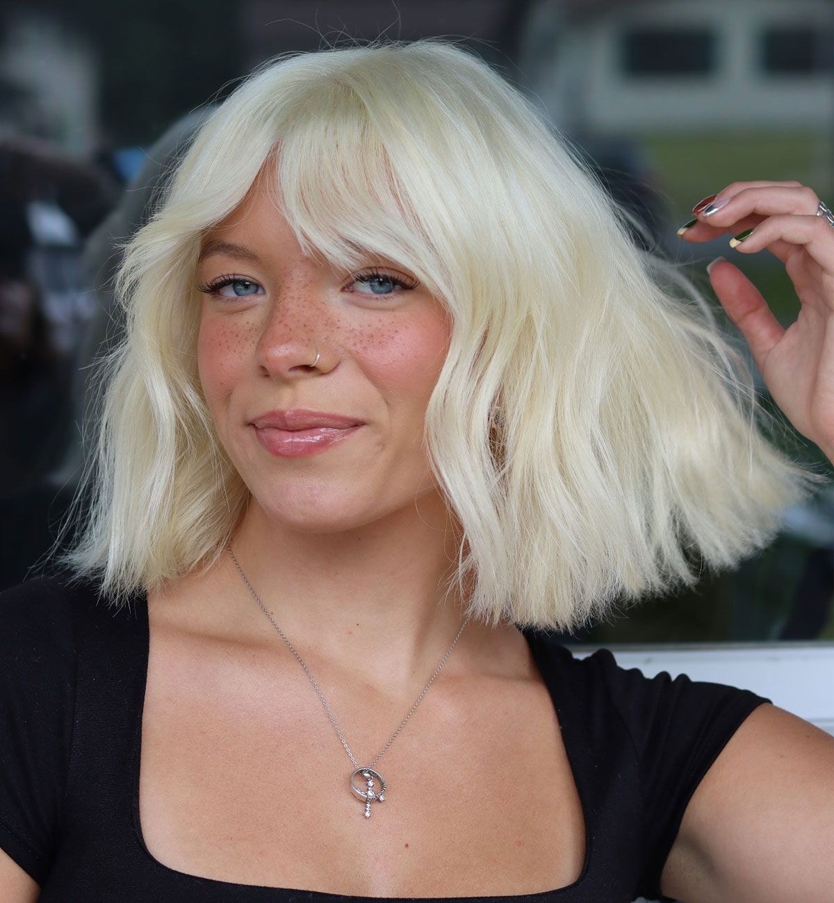 Chin Blunt Platinum Bob With Sharp Bangs — Blonde Bob