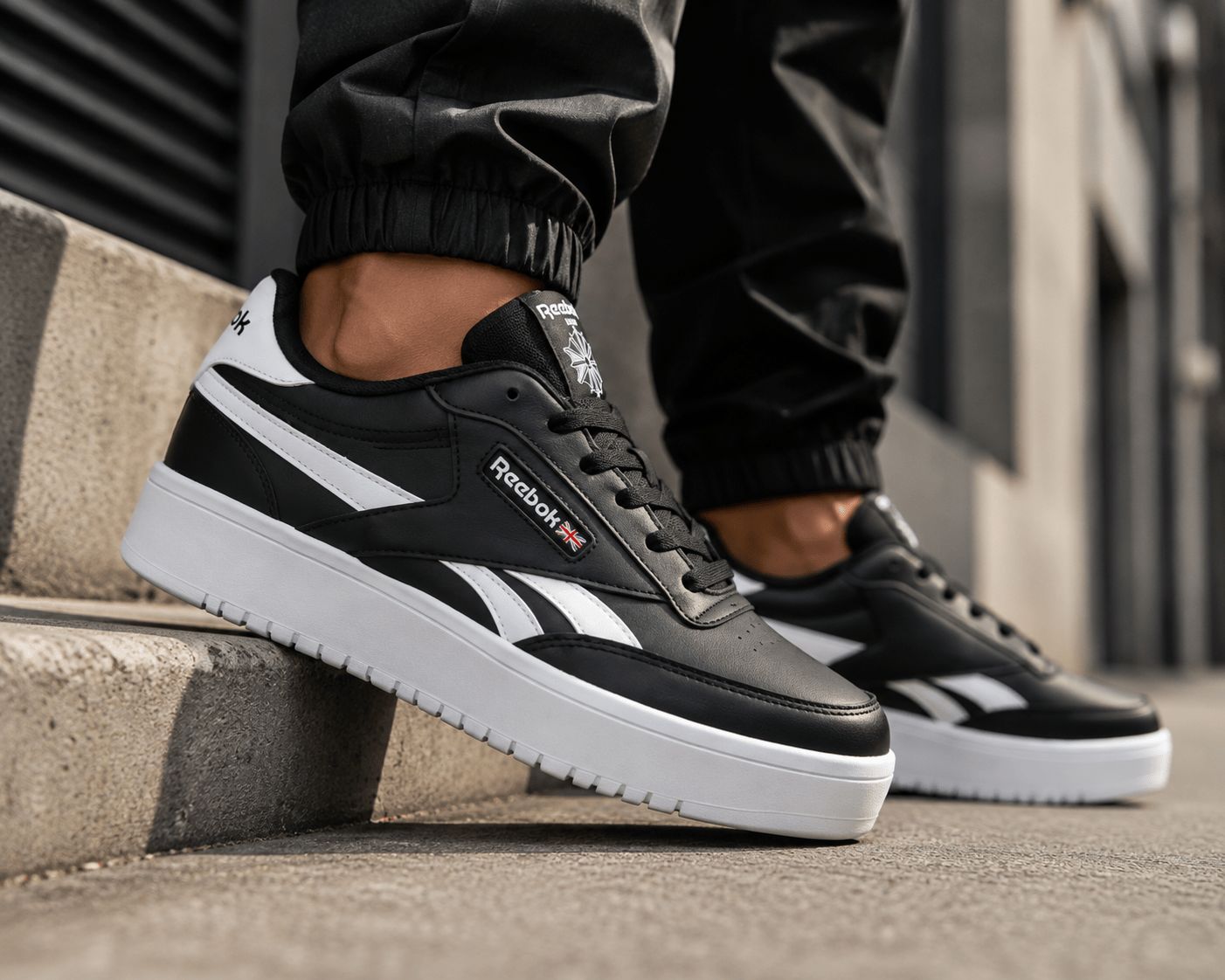 Monochromatic Black Platforms with Joggers Monochromatic Black Platforms with Joggers — Platform Sneakers Outfits