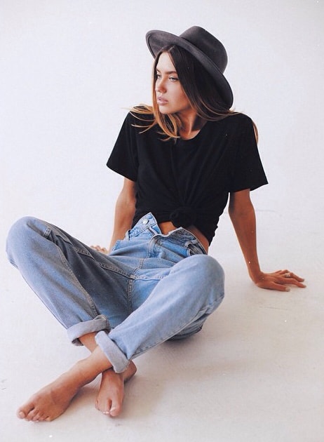 Light Wash Mom Jeans with Rolled Cuffs and Black T-Shirt — Mom Jeans Outfits