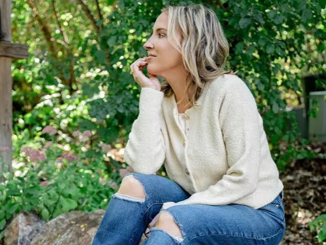 Wide-Leg Jeans with Elasticated Cuffs and Sneakers — Ripped Jeans