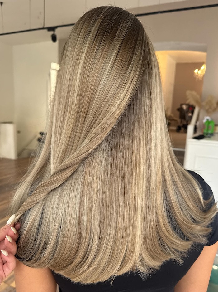Collarbone Sleek Cool Beige Blonde