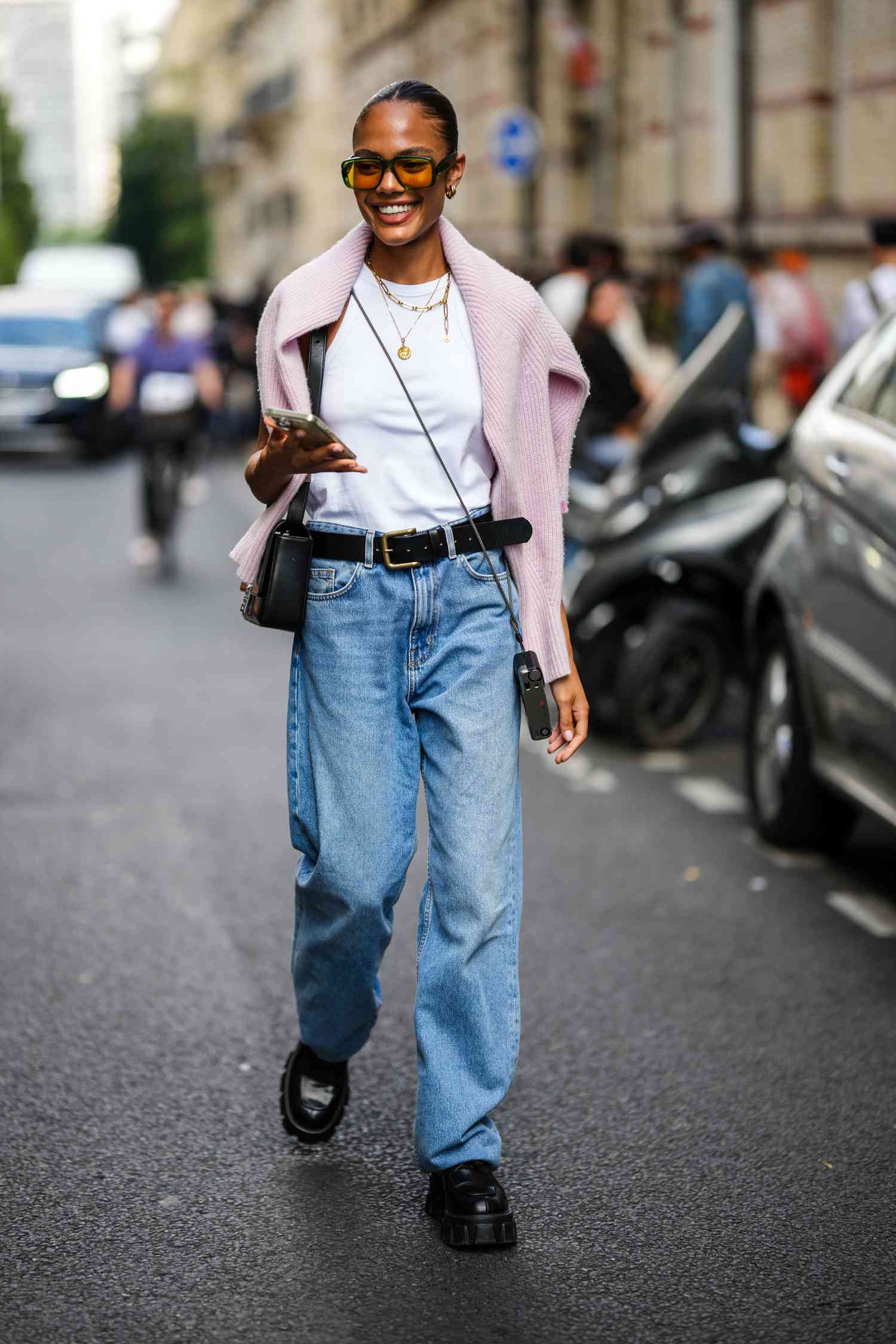 Mom Jeans with a Pink Cardigan and Chunky Loafers Mom Jeans with a Pink Cardigan and Chunky Loafers — Jeans Outfits