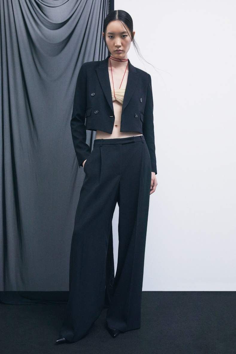 Cropped Blazer and Bralette with Black Palazzo Pants Cropped Blazer and Bralette with Black Palazzo Pants — Palazzo Pants Outfits