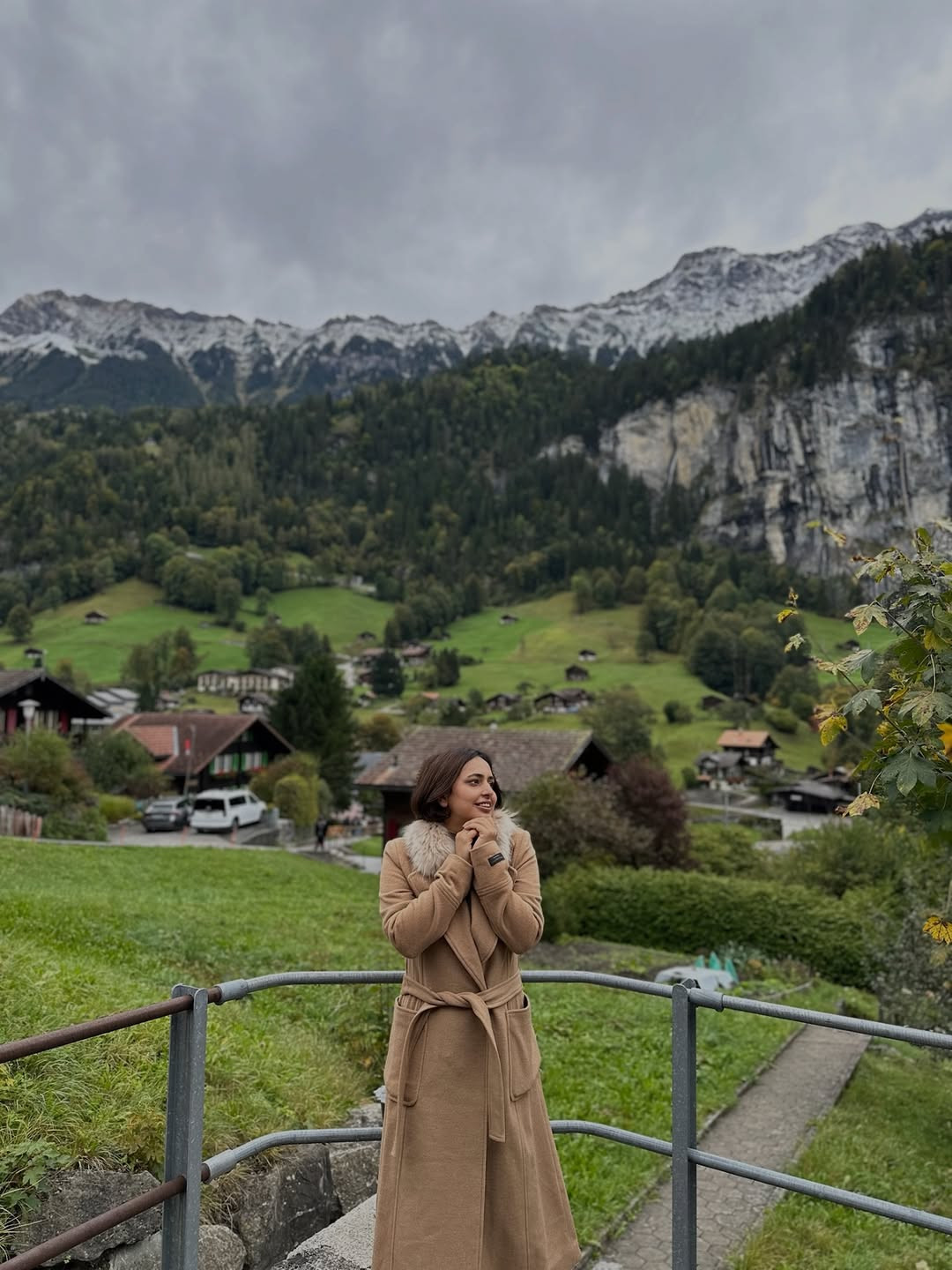 Elegant Camel Coat with Fur Collar for Scenic Views Elegant Camel Coat with Fur Collar for Scenic Views — Switzerland Outfits