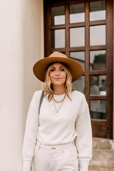 Casual Comfort: Beige Fedora with Knit Cardigan and Slim Jeans — Fedora Outfits Women