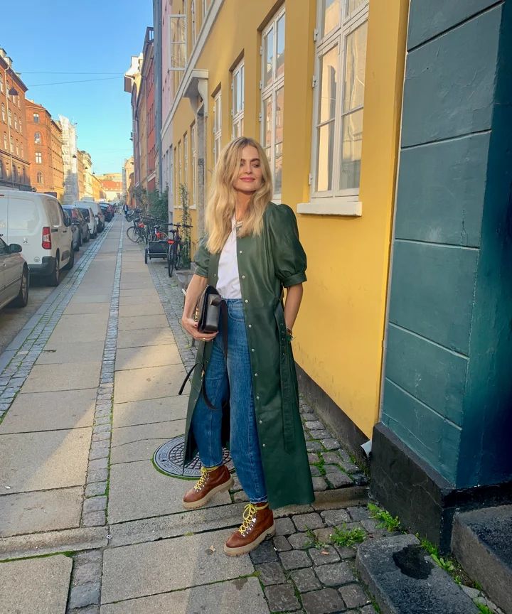 Long Green Button-Up Coat with Jeans and Yellow Laces Long Green Button-Up Coat with Jeans and Yellow Laces — Copenhagen Outfits