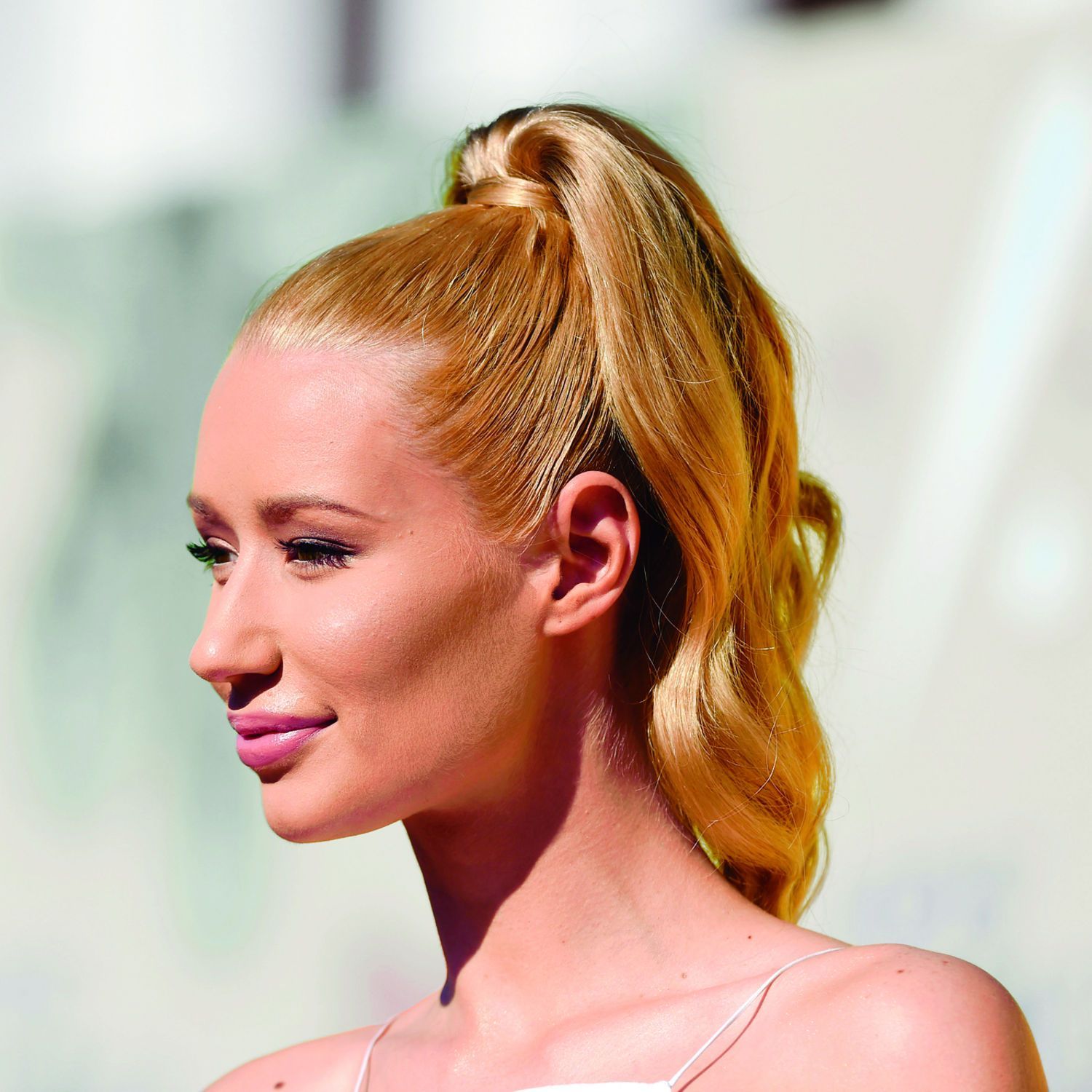 Layers Voluminous Collarbone Blonde Ponytail — Genie Ponytail
