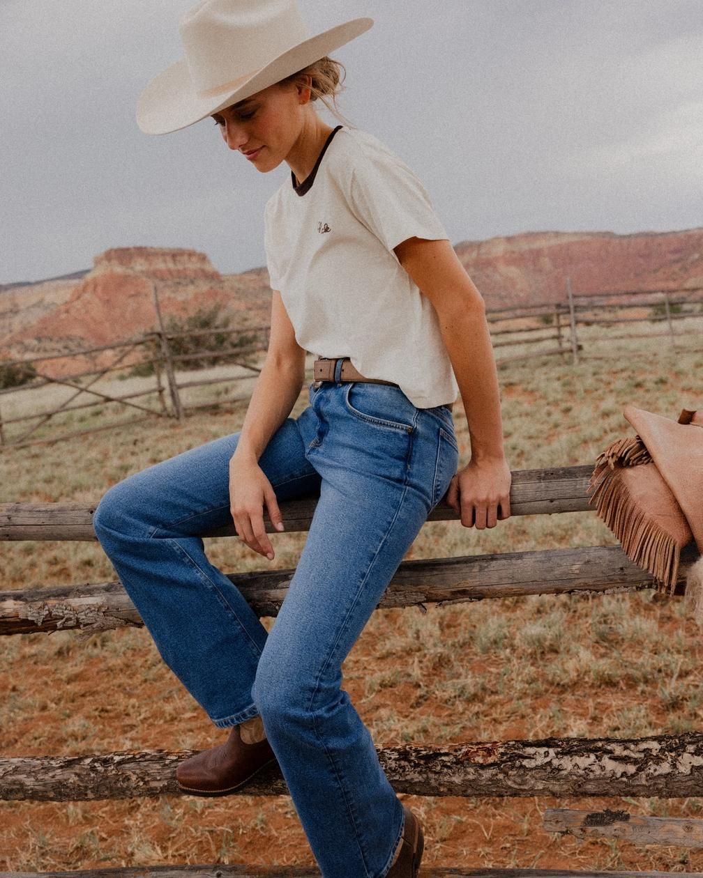 Cream Cowboy Hat with T-Shirt, Jeans, and Boots Cream Cowboy Hat with T-Shirt, Jeans, and Boots — Wide Brim Hat Outfits