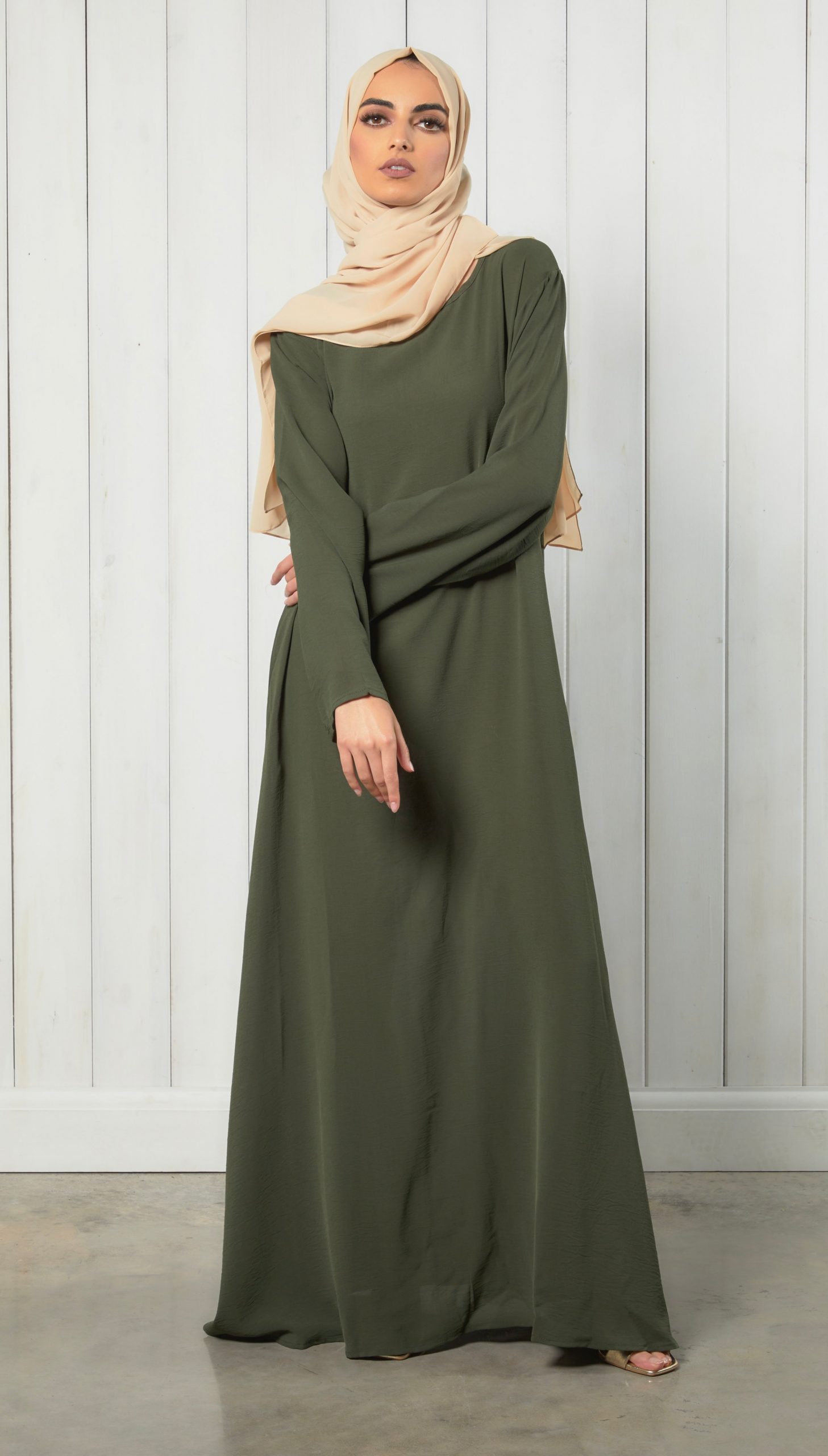 Olive Green Abaya with Gold Sandals for a Relaxed Casual Look Olive Green Abaya with Gold Sandals for a Relaxed Casual Look — Casual Hijab Outfits