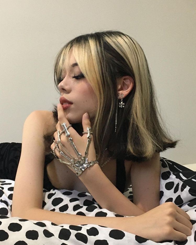 Two-Tone Color Block Bob with Flipped Ends — Y2K Hairstyles