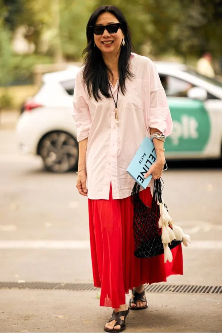 Red Pleated Maxi Skirt with Oversized Shirt for Casual Street Style — Pleated Skirt Outfits