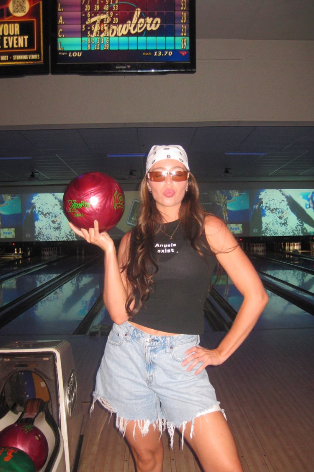 Cozy Knitwear: Bright Sweater and Denim for a Casual Game — Bowling Outfits