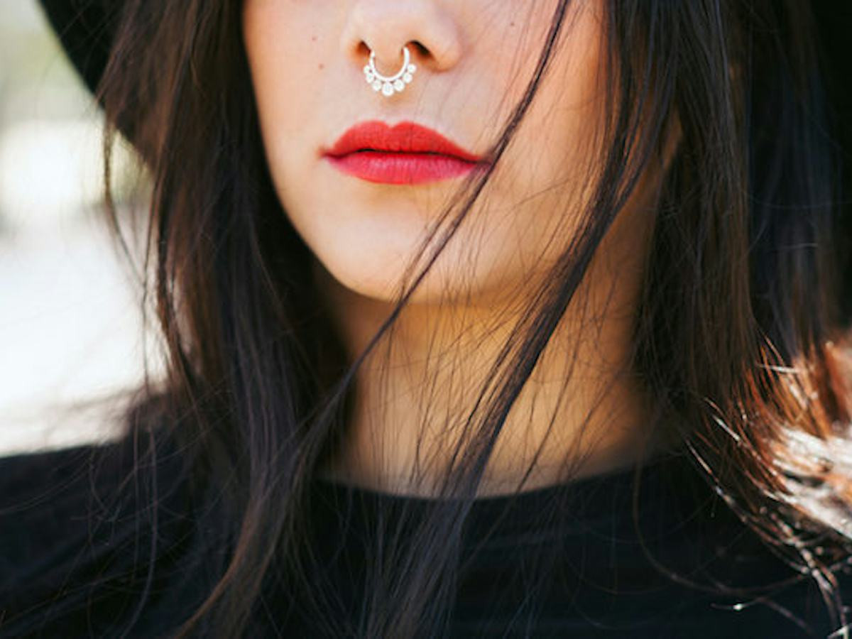 Bold Septum Piercing with Red Lipstick and Hat Bold Septum Piercing with Red Lipstick and Hat — Septum Piercing Ideas