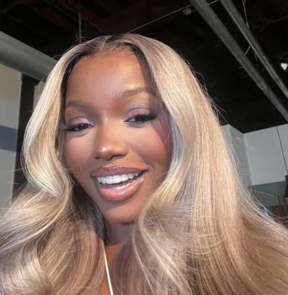 No Bangs Mid-Back Thick Wavy With Honey Blonde Highlights No Bangs Mid-Back Thick Wavy With Honey Blonde Highlights — Honey Blonde on Black Women