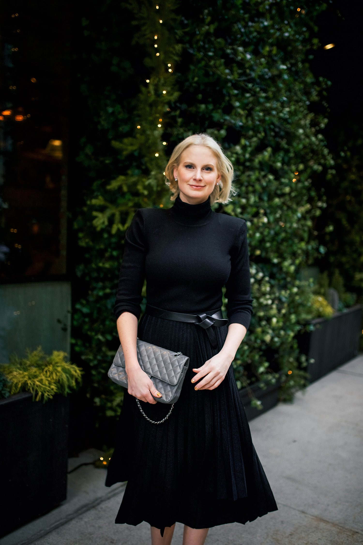 Sophisticated Evening Look: Black Pleated Midi Skirt and Turtleneck — Pleated Skirt Outfits
