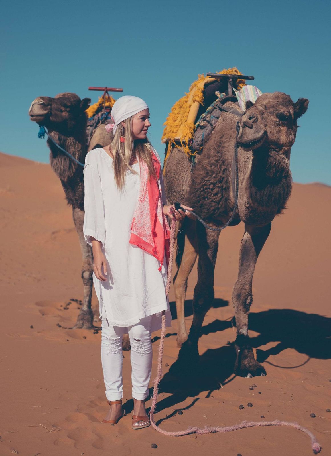 Casual Desert Style: White Tunic and Distressed Jeans Casual Desert Style: White Tunic and Distressed Jeans — Morocco Outfits