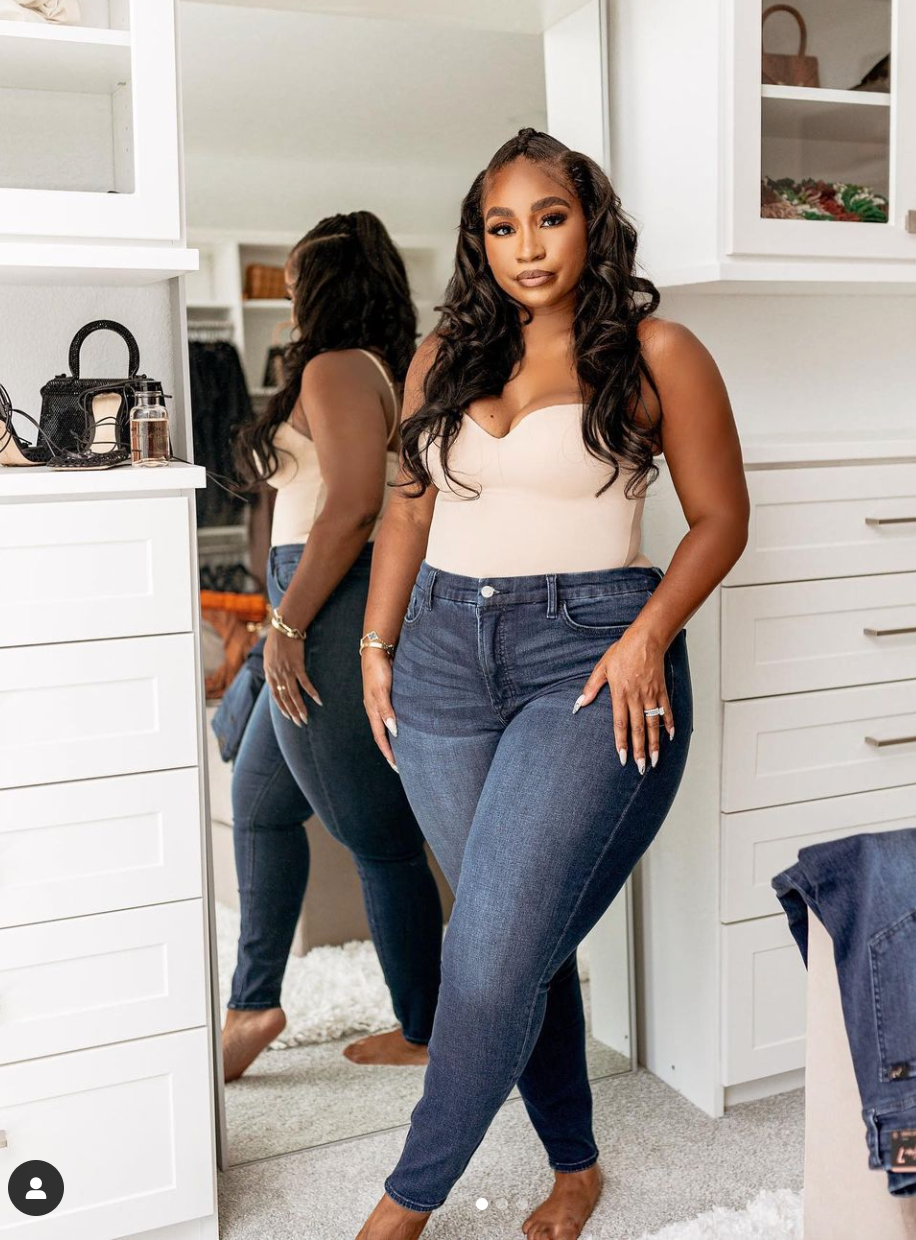 High-Waisted Jeans with a Fitted Bodysuit for a Streamlined Look High-Waisted Jeans with a Fitted Bodysuit for a Streamlined Look — Outfits for Apple Shape