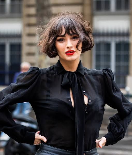 Collarbone Visual Idea — Hairstyles for Oval Faces