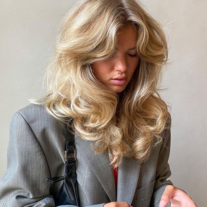 Voluminous Mid-Back Honey Blonde Voluminous Mid-Back Honey Blonde — 70s Hairstyles
