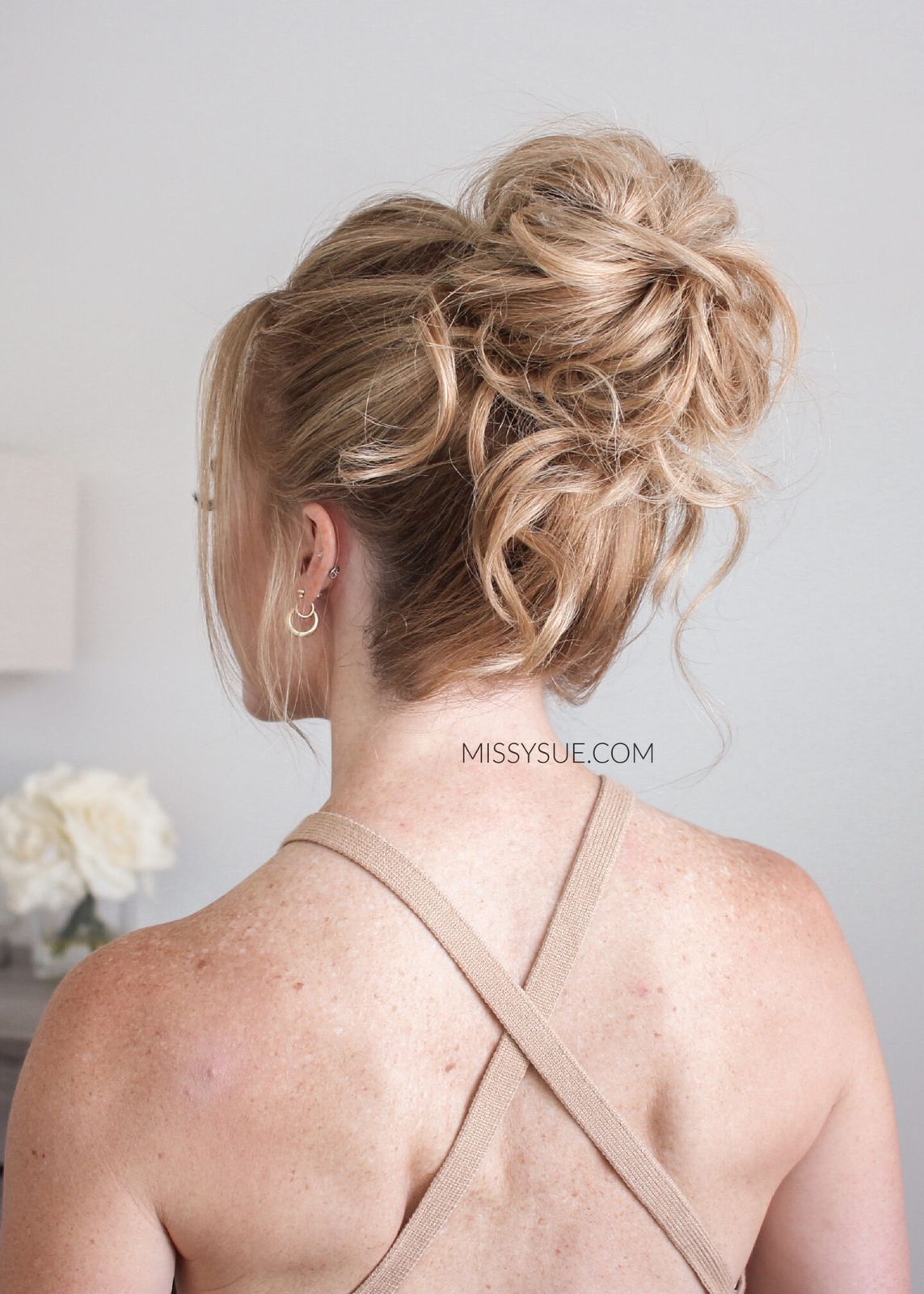 Loose Blonde Mid-Back Messy Bun Loose Blonde Mid-Back Messy Bun — Second Day Hairstyles