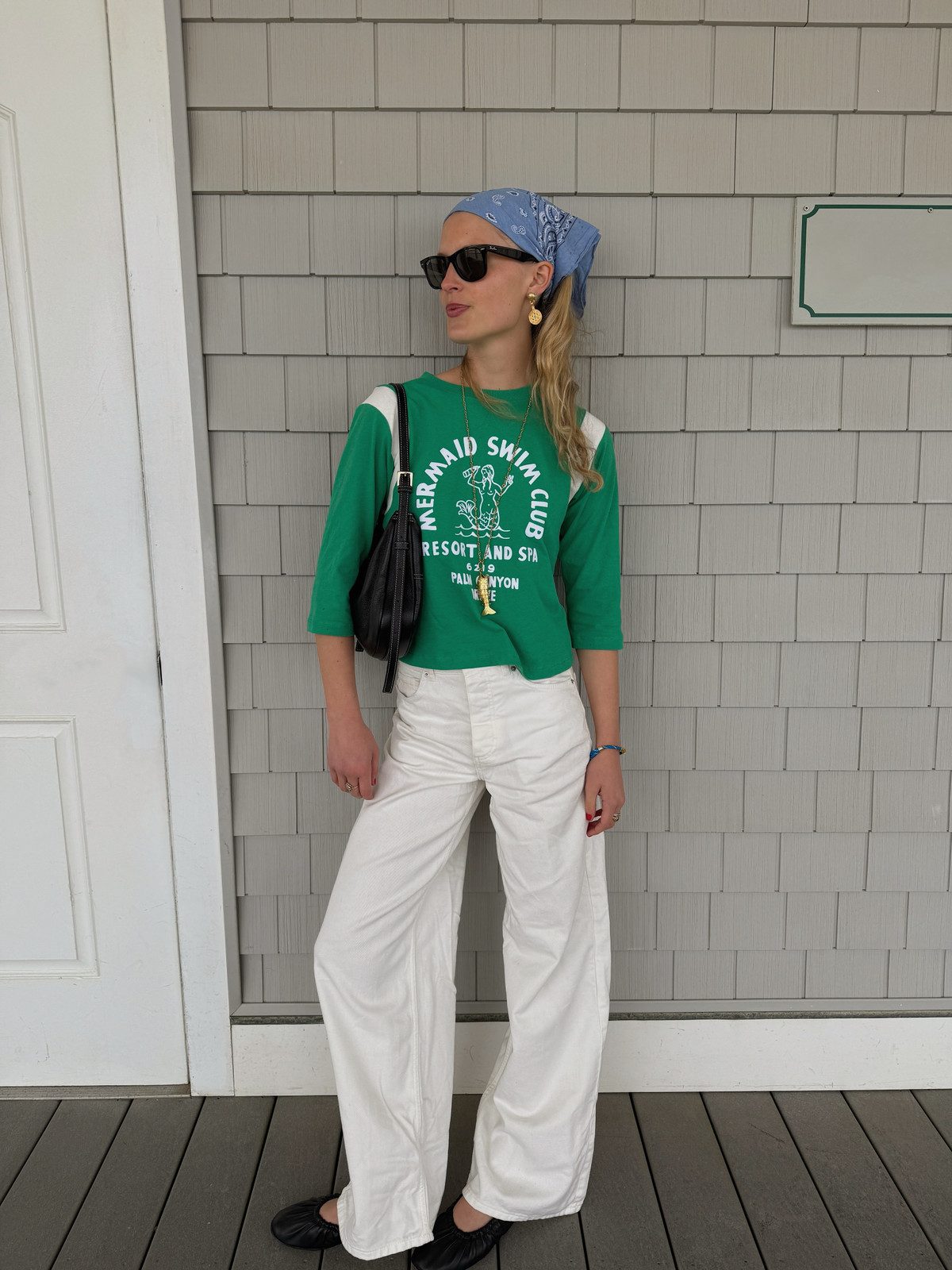 Graphic T-Shirt and Black Ballet Flats with White Wide-Leg Jeans — Ballet Flats with Jeans Outfits