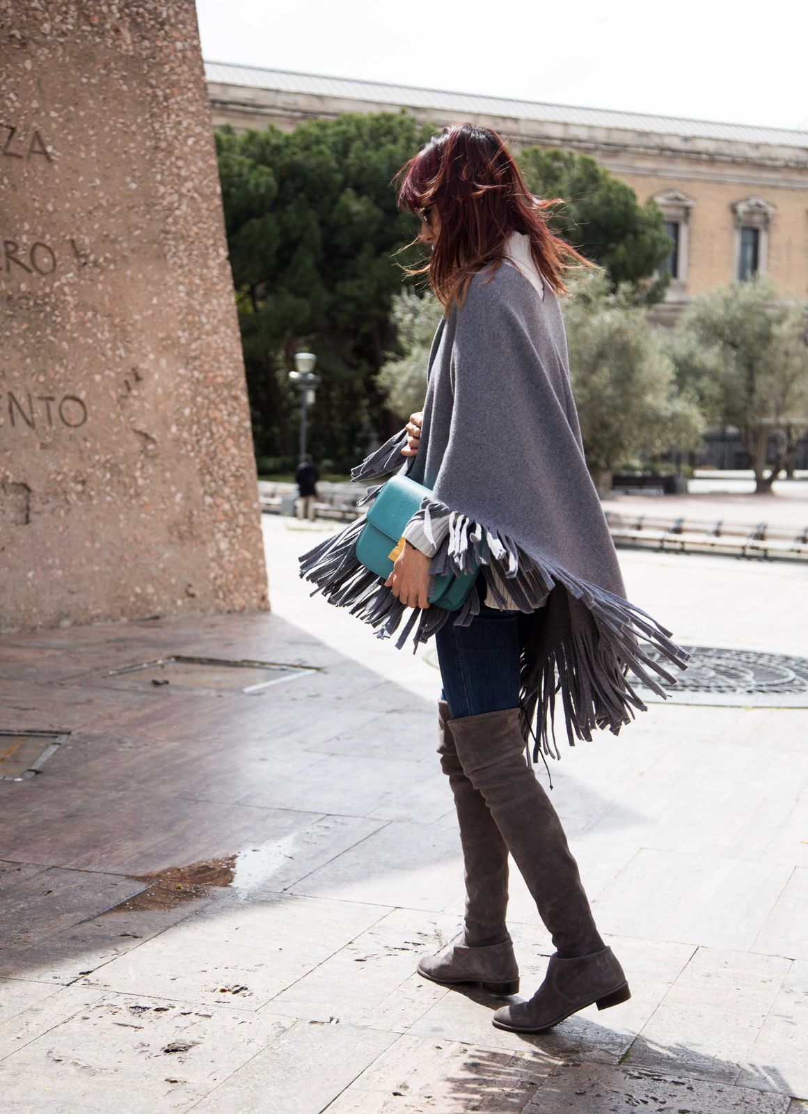 Grey Fringed Poncho over White Top and Jeans Grey Fringed Poncho over White Top and Jeans — Madrid Outfits
