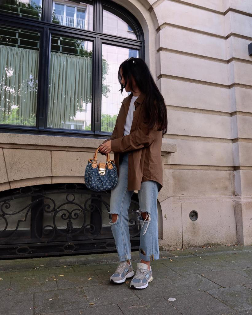 Light Blue Ripped Jeans with Oversized Shirt and Sneakers Light Blue Ripped Jeans with Oversized Shirt and Sneakers — Ripped Jeans Outfits