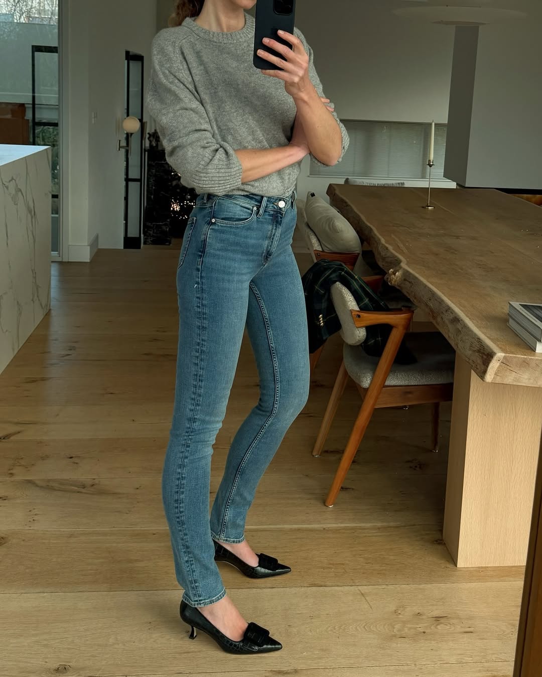 Black Kitten Heel Pumps Outfit Idea — Skinny Jeans Outfits