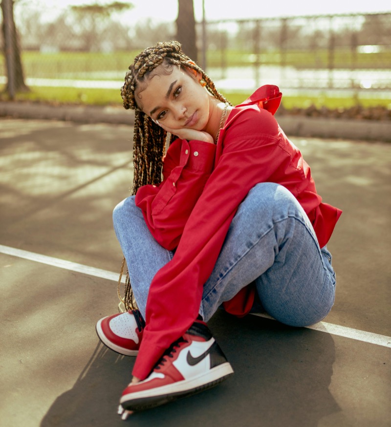 Red High-Tops with Relaxed Jeans and Oversized Shirt Red High-Tops with Relaxed Jeans and Oversized Shirt — Sneakers Outfits
