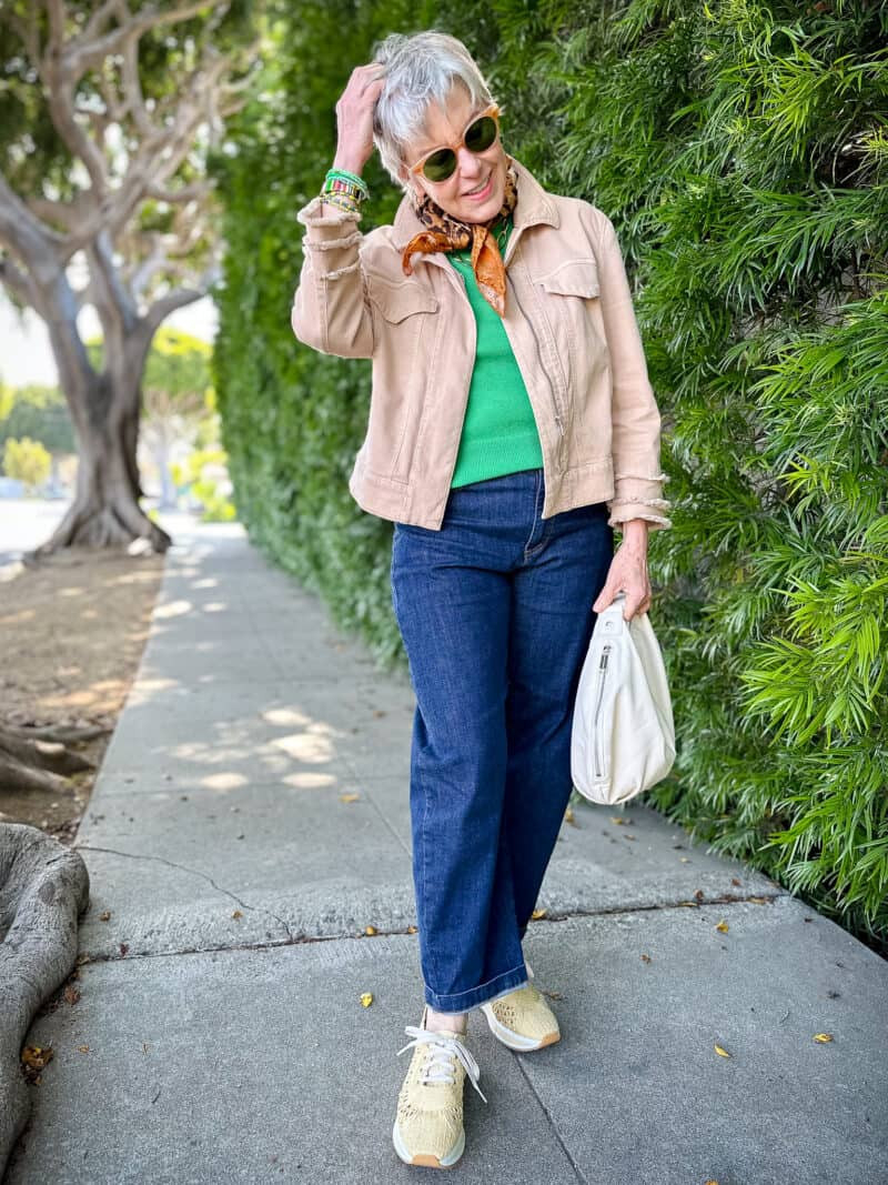 Beige Sneakers Outfit Idea — Dark Wash Jeans Outfits