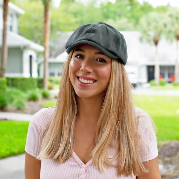 Ribbed Texture Play: Grey Cap with Pink T-Shirt — Newsboy Cap Outfits