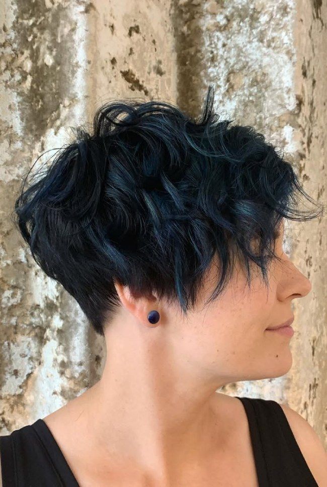 Vibrant Teal Highlighted Ear Shag — Short Haircuts