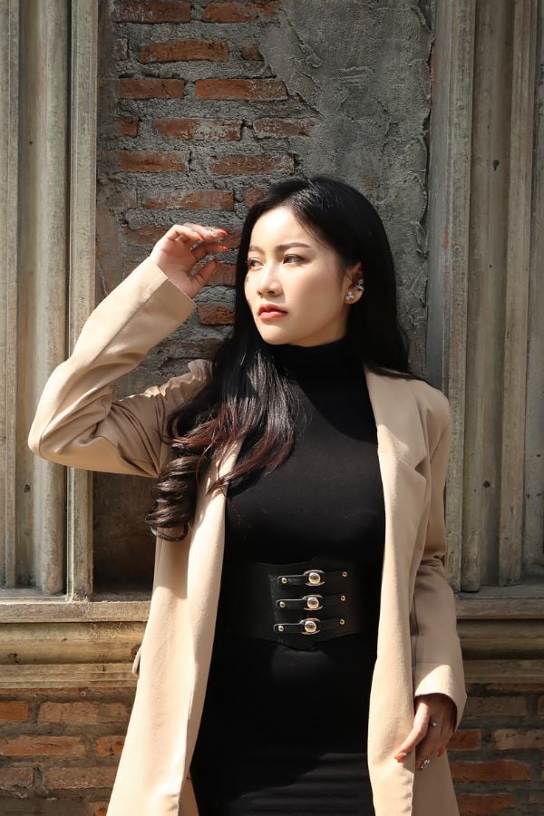 Smart Casual: Belted Trench Coat Over Turtleneck Smart Casual: Belted Trench Coat Over Turtleneck — Outfits for Hourglass Shape