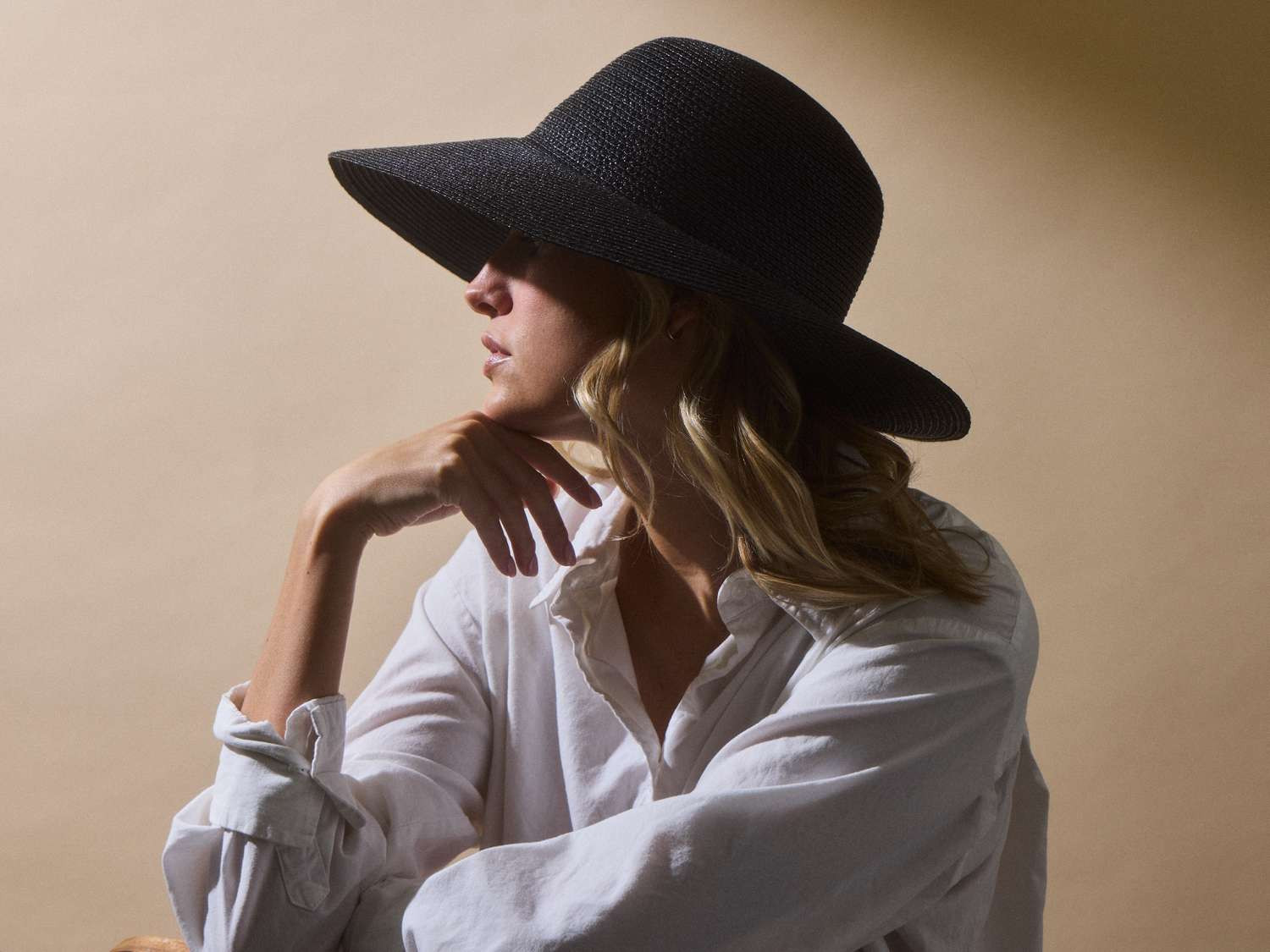 Minimalist Cool: Black Straw Fedora with a White Button-Up — Fedora Outfits Women