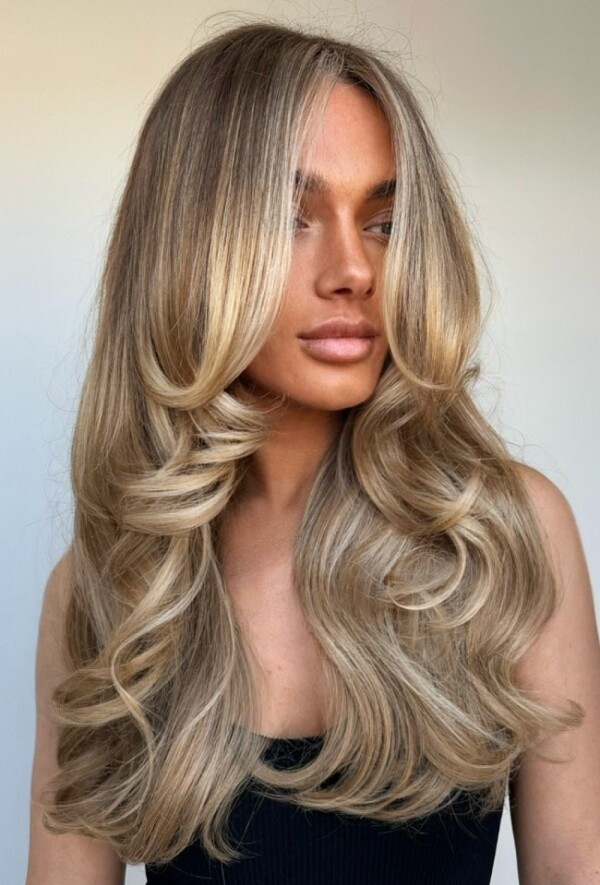 Champagne Blonde With Face-Framing Highlights Champagne Blonde With Face-Framing Highlights