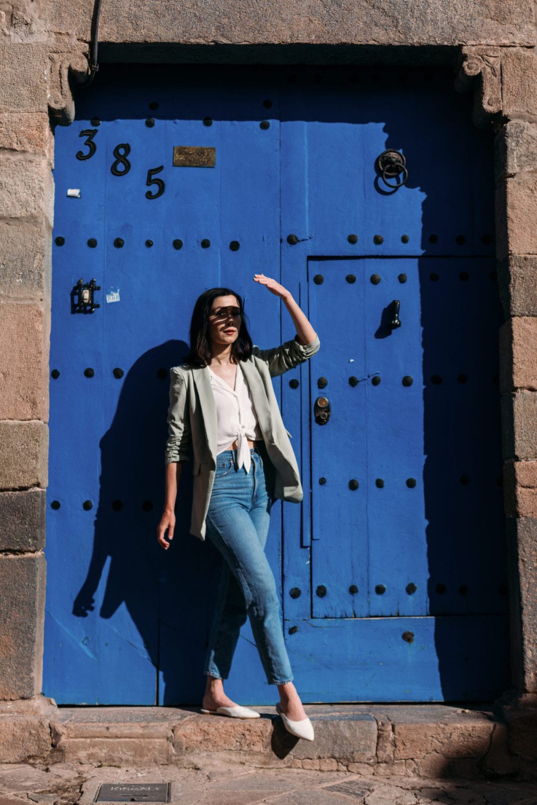 Elegant Long Brown Coat Over Wide-Leg Pants for City Outings — Peru Outfits