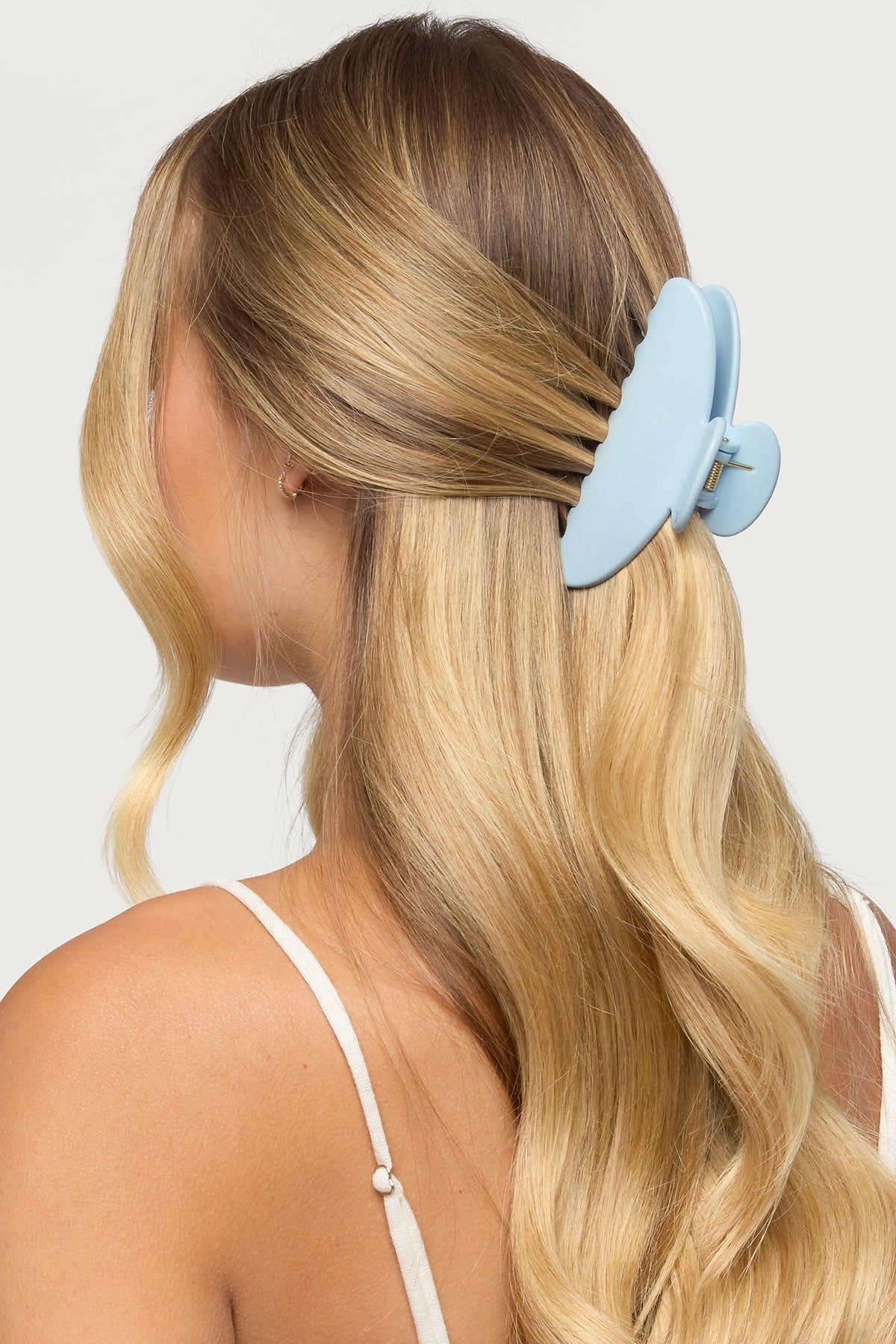 Wavy Collarbone Half-Up with Claw Clip — Clean Girl Hairstyles