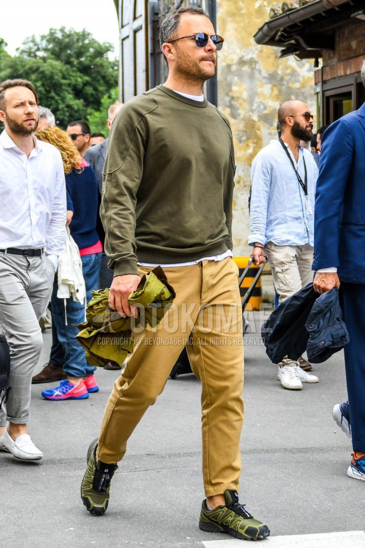 Layered Casual: V-Neck Sweater and Turtleneck with Pink and Grey Salomon Sneakers Layered Casual: V-Neck Sweater and Turtleneck with Pink and Grey Salomon Sneakers — Salomon Outfits