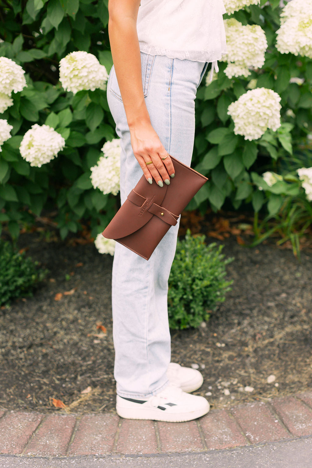 Casual Denim and White Top with a Brown Leather Clutch — Clutch Outfits