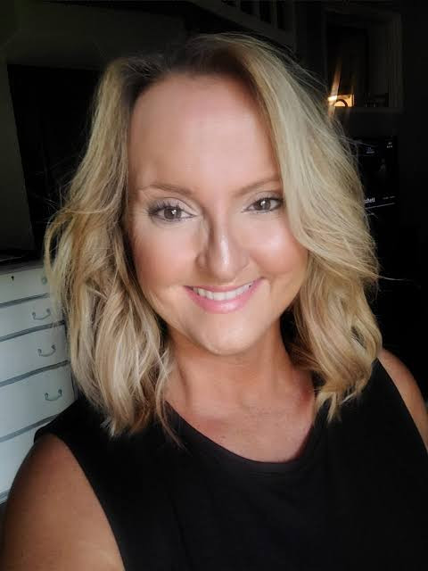 Blonde Wavy Lob With Framing Bangs Blonde Wavy Lob With Framing Bangs — Hairstyles for Receding Hairline Women