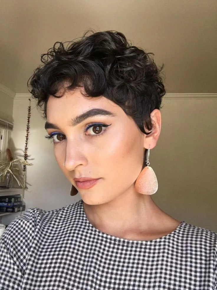 уши Curly Pixie With Textured Bangs уши Curly Pixie With Textured Bangs — Short Hair with Bangs