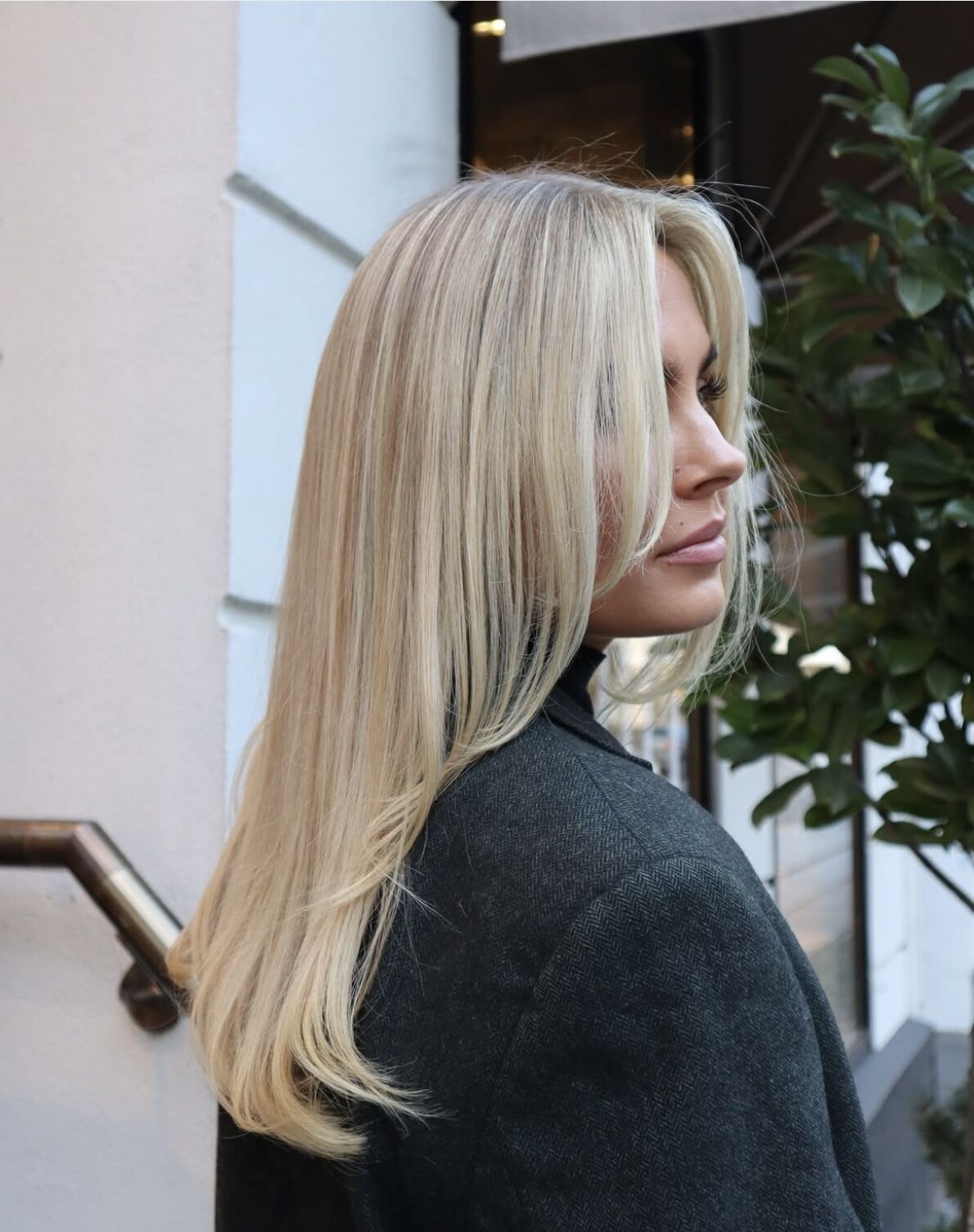 Platinum Blonde Mid-Back With Sharp Layers Platinum Blonde Mid-Back With Sharp Layers — Face Framing Layers