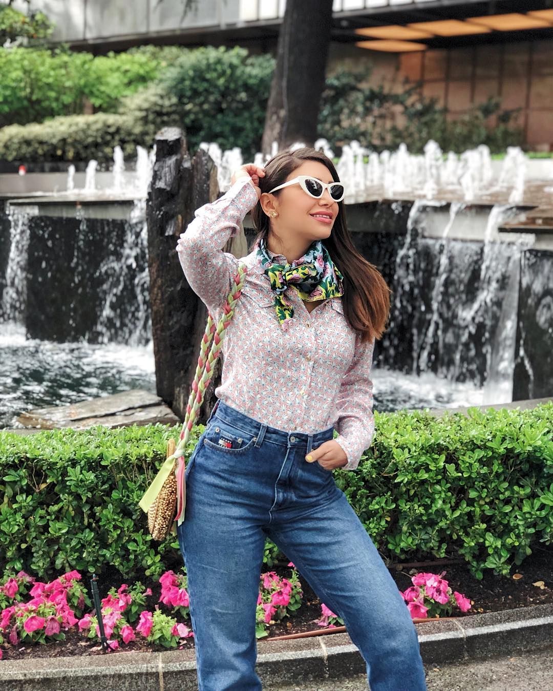 Floral Print Shirt with Blue Jeans and White Sneakers Floral Print Shirt with Blue Jeans and White Sneakers — Madrid Outfits