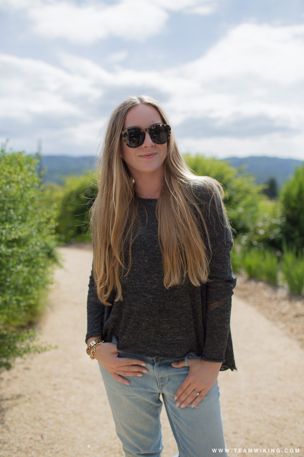 Relaxed Grey Top and Jeans for Casual Outings Relaxed Grey Top and Jeans for Casual Outings — Napa Outfits