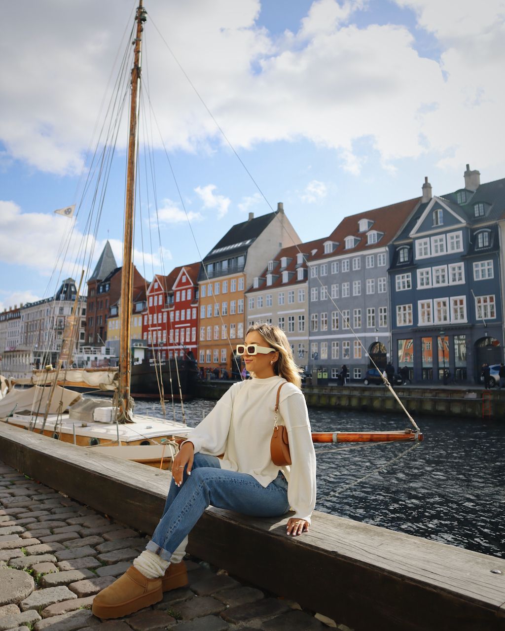 Oversized White Sweatshirt with Light Blue Jeans Oversized White Sweatshirt with Light Blue Jeans — Copenhagen Outfits