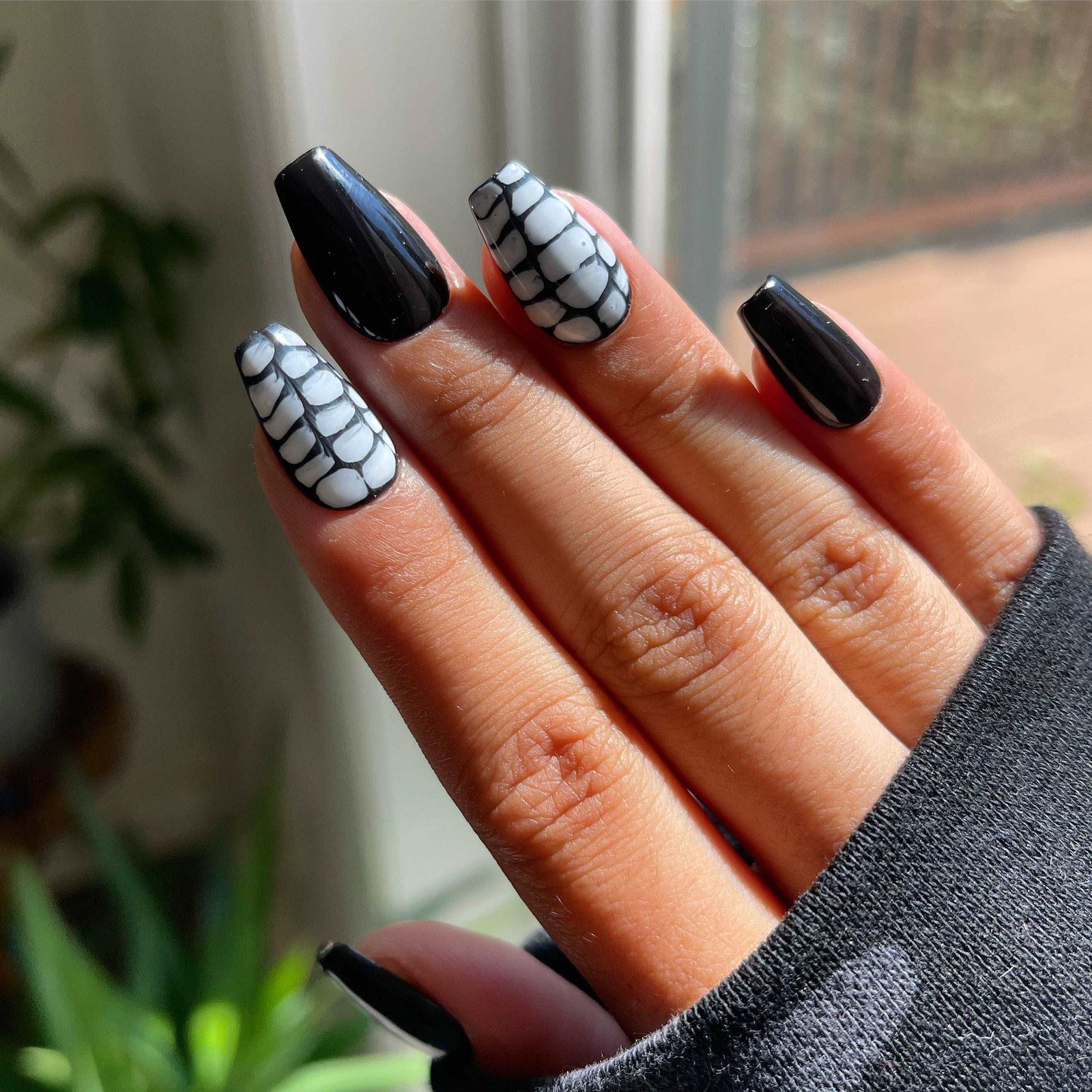 Crocodile Pattern On Accent Nails Visual Idea Crocodile Pattern On Accent Nails Visual Idea — Croc Nails