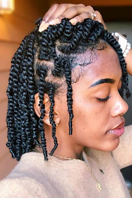 Chin Bob Framing the Face — Mini Twists